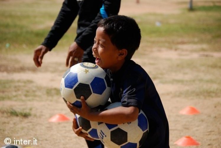 insIEME AI BIMBI DI INTER CAMPUS CAMBOGIA