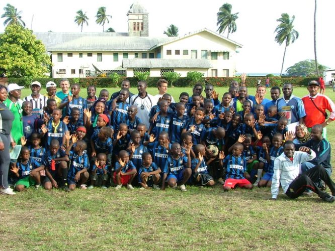 L’immancabile foto di gruppo con bimbi, allenatori locali ed italiani