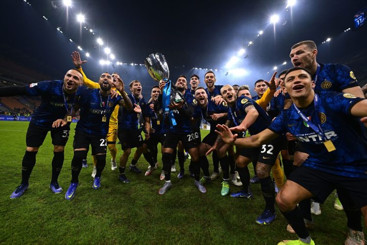 MILAN, ITALY - JANUARY 12: Players of FC Internazionale celebrate after winning the Italian Super Cup match between FC Internazionale and Juventus at Stadio Giuseppe Meazza on January 12, 2022 in Milan, Italy. (Photo by Mattia Ozbot - Inter/Inter via Getty Images)