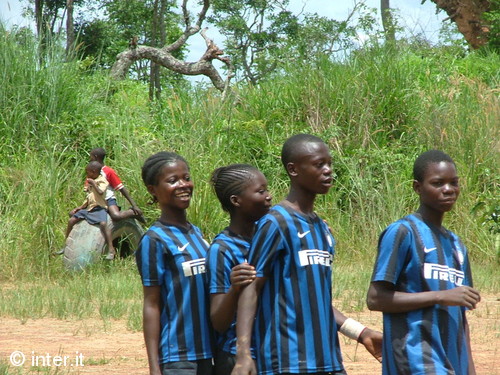 [IN CONGO, LA GIOIA DI BIMBI E BIMBE IN NERAZZURRO]
