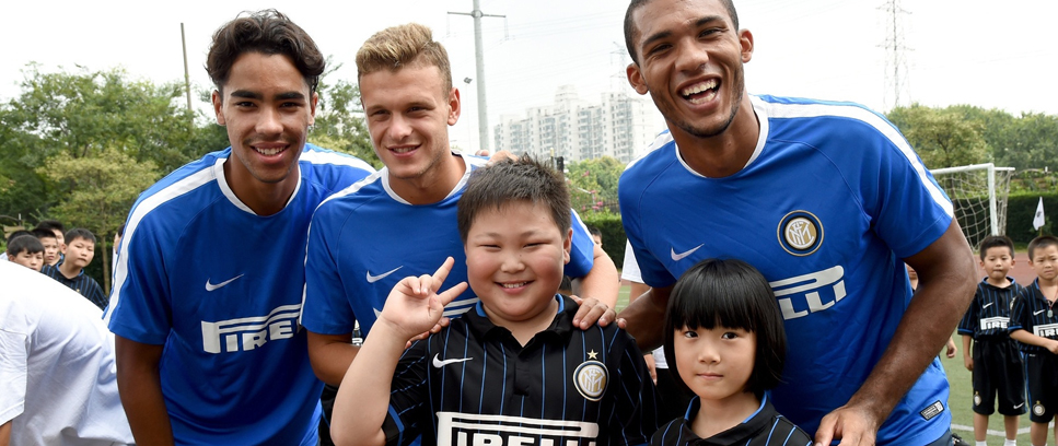 [Juan Jesus, Delgado e Dimarco con i bambini di Inter Campus Cina]