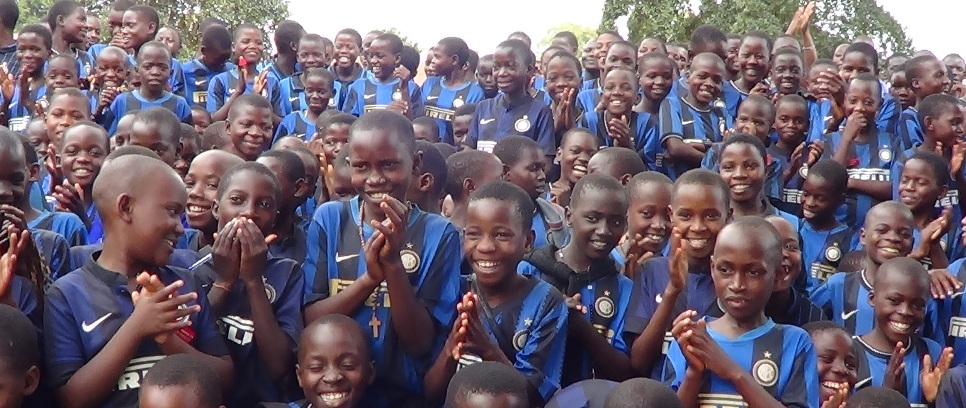 [UGANDA, MIGLIORAMENTI DENTRO E FUORI DAL CAMPO]