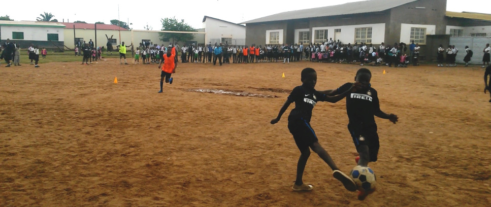 [MUCHOS AFICIONADOS EN EL CORAZÓN DE ÁFRICA]