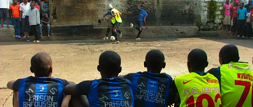 [IL CORTILE DEL CARCERE COME CAMPO DI CALCIO]