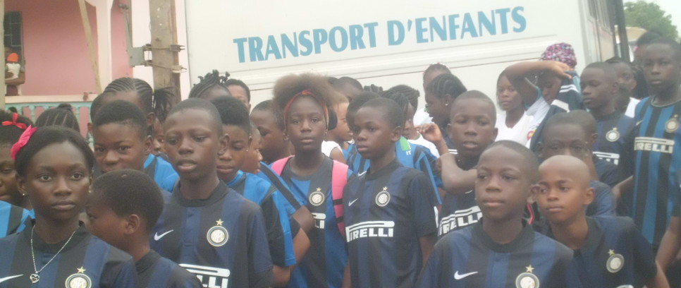 [Il Presidente Mattarella con i bambini di Inter Campus Camerun]
