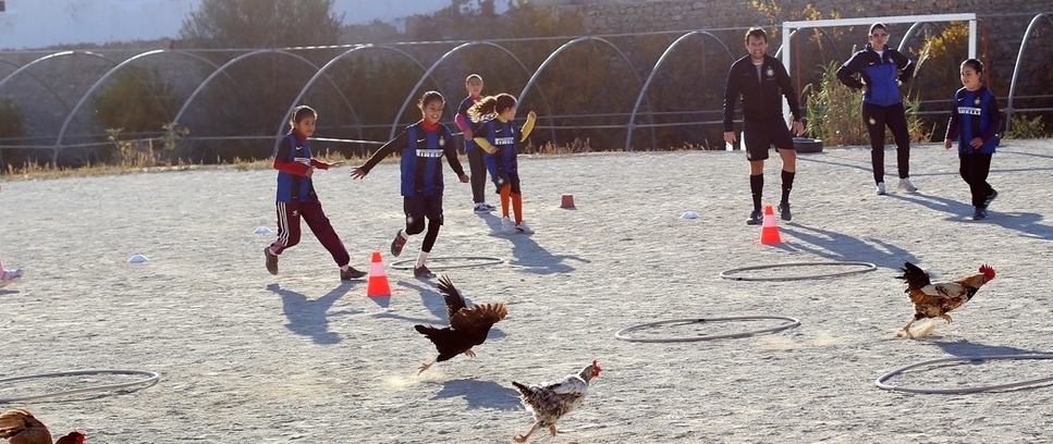 [In campo in Tunisia tra ostacoli reali e avversari invisibili]