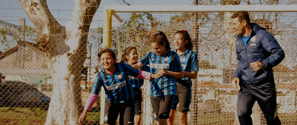 [Javier Zanetti con i bambini di Inter Campus]