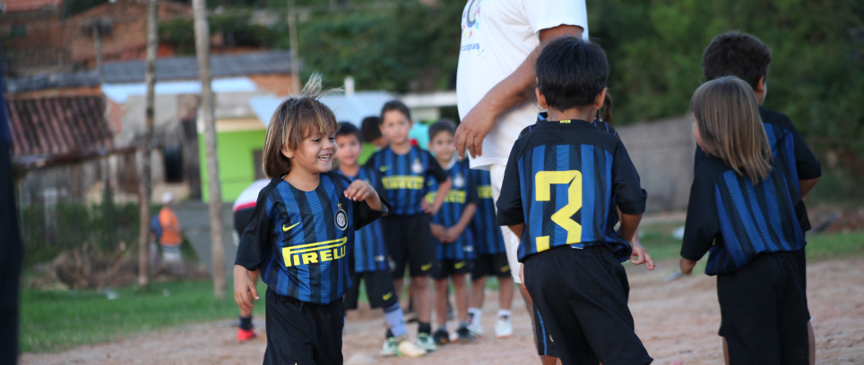 [Gioco e spensieratezza nel quartiere discarica di Asuncion]