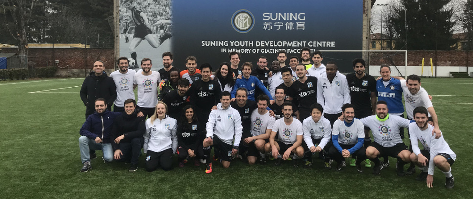 [Gli alunni del Master FIFA con Zanetti e Inter Campus]
