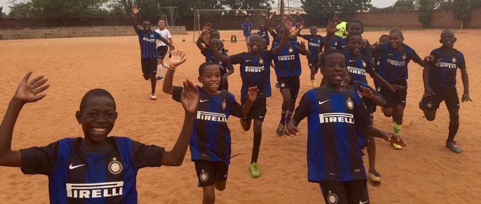 [In Angola momenti di aggregazione ed aiuti …divini]