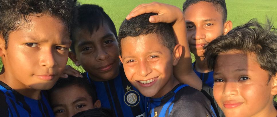 [INTER CAMPUS NICARAGUA, NIÑOS Y MADRES EN LAS GRADAS]