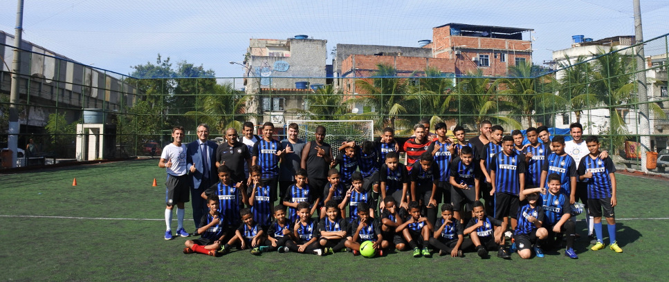 [Un pallone e la maglia nerazzurra, i segreti per entrare in favela]