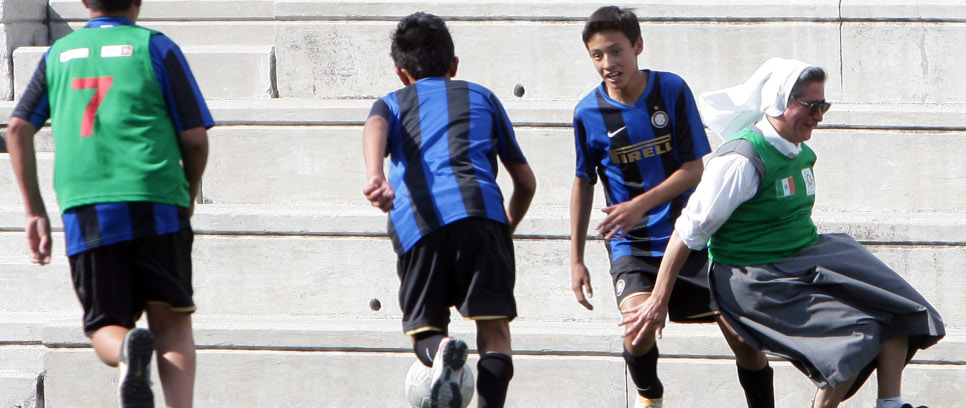 [Suor Adriana e Karla Gutierrez, nel racconto di Inter Campus Messico]