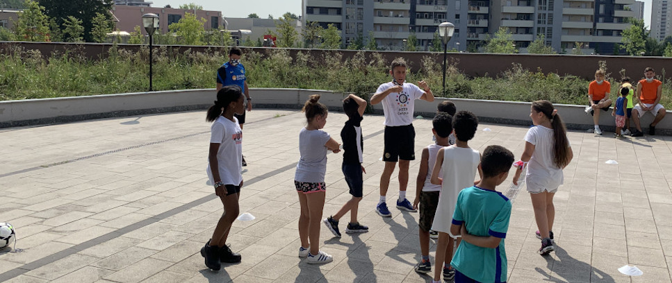 [Gioco e solidarietà nell’estate di Milano: Inter nelle case popolari della città]