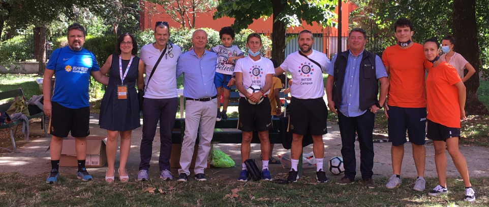 [Inter nei cortili delle case popolari di Milano]