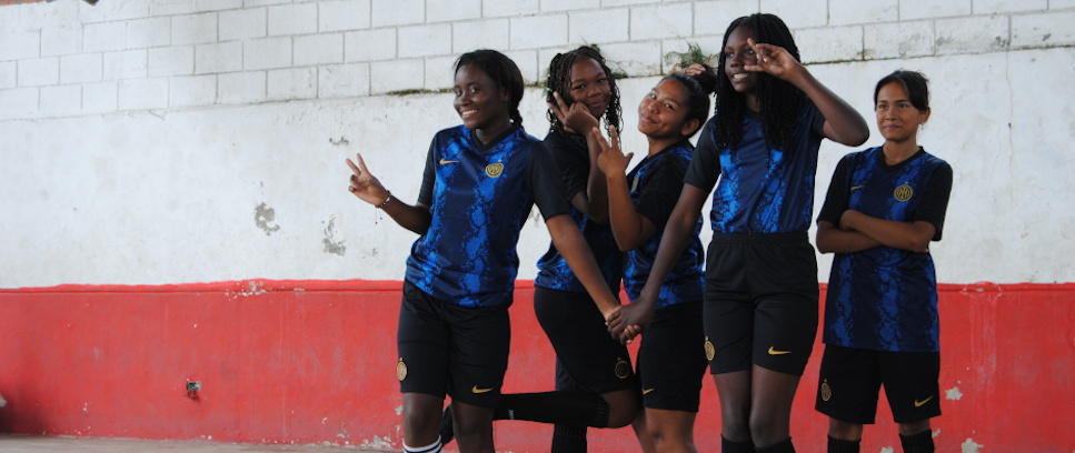 [La squadra femminile di Inter Campus Colombia]