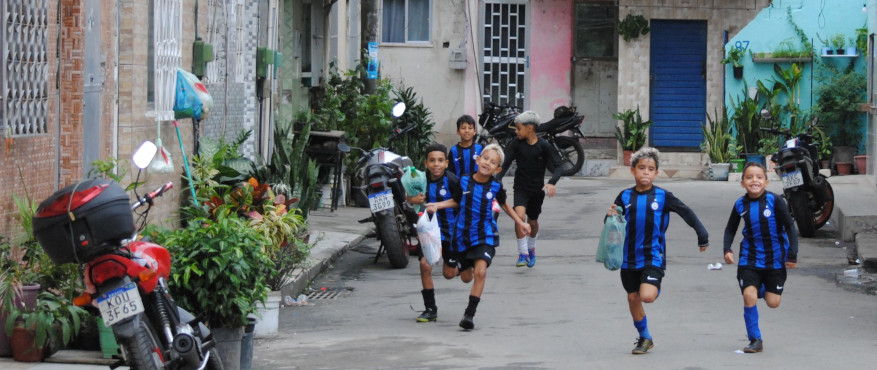 [Compiere gli anni nelle comunità di Rio de Janeiro]