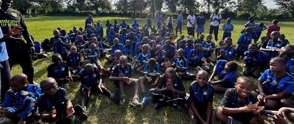 [Inter Campus Uganda, allenatori e bambini]